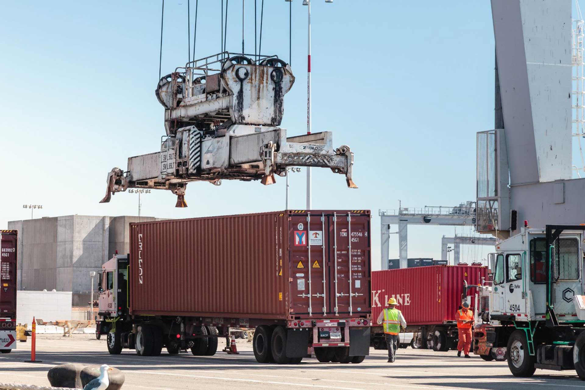 3-3-3-thumbnail_Moving-cargo-at-Port-of-Oakland-S